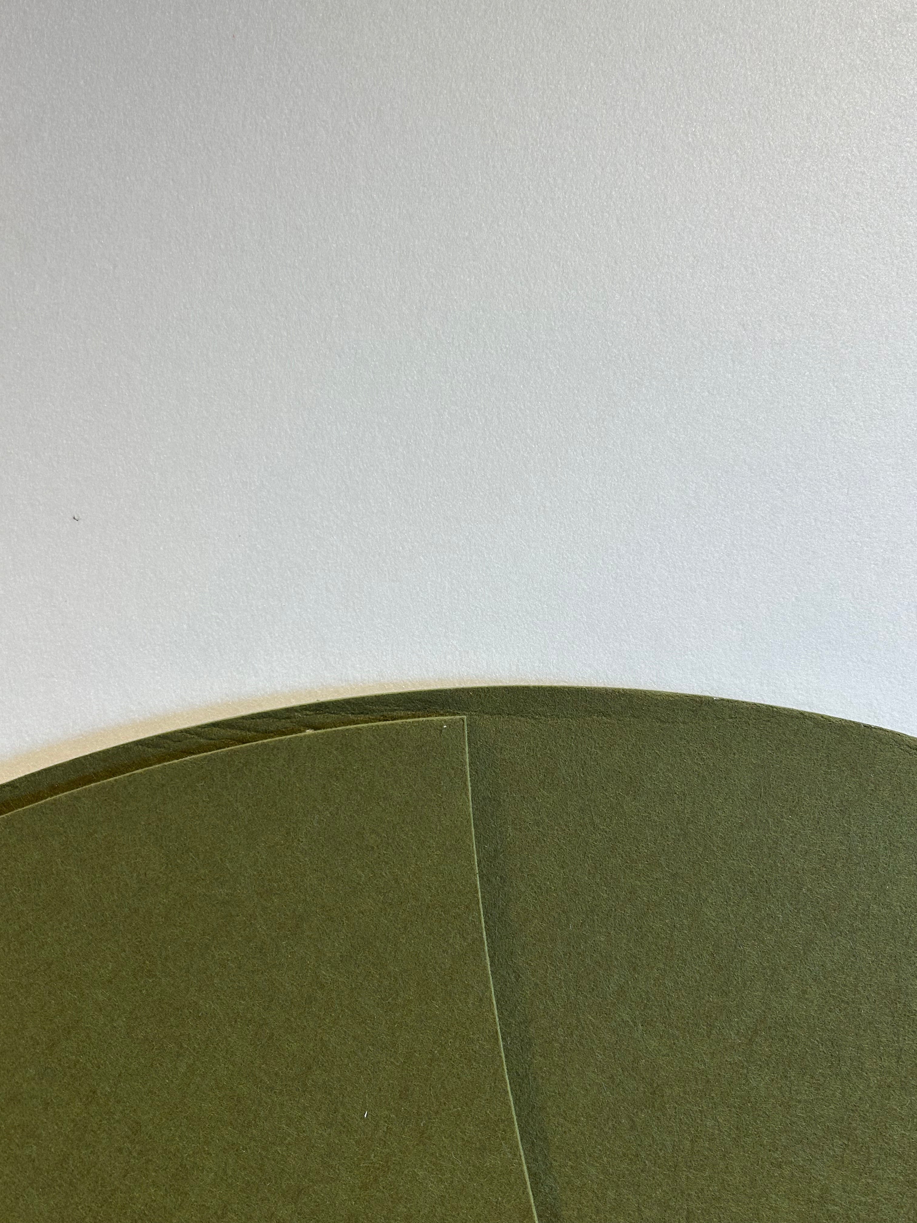 Noah Round Ø120 cm, kunstwerk kleur: Olive (165) Atelier opruiming