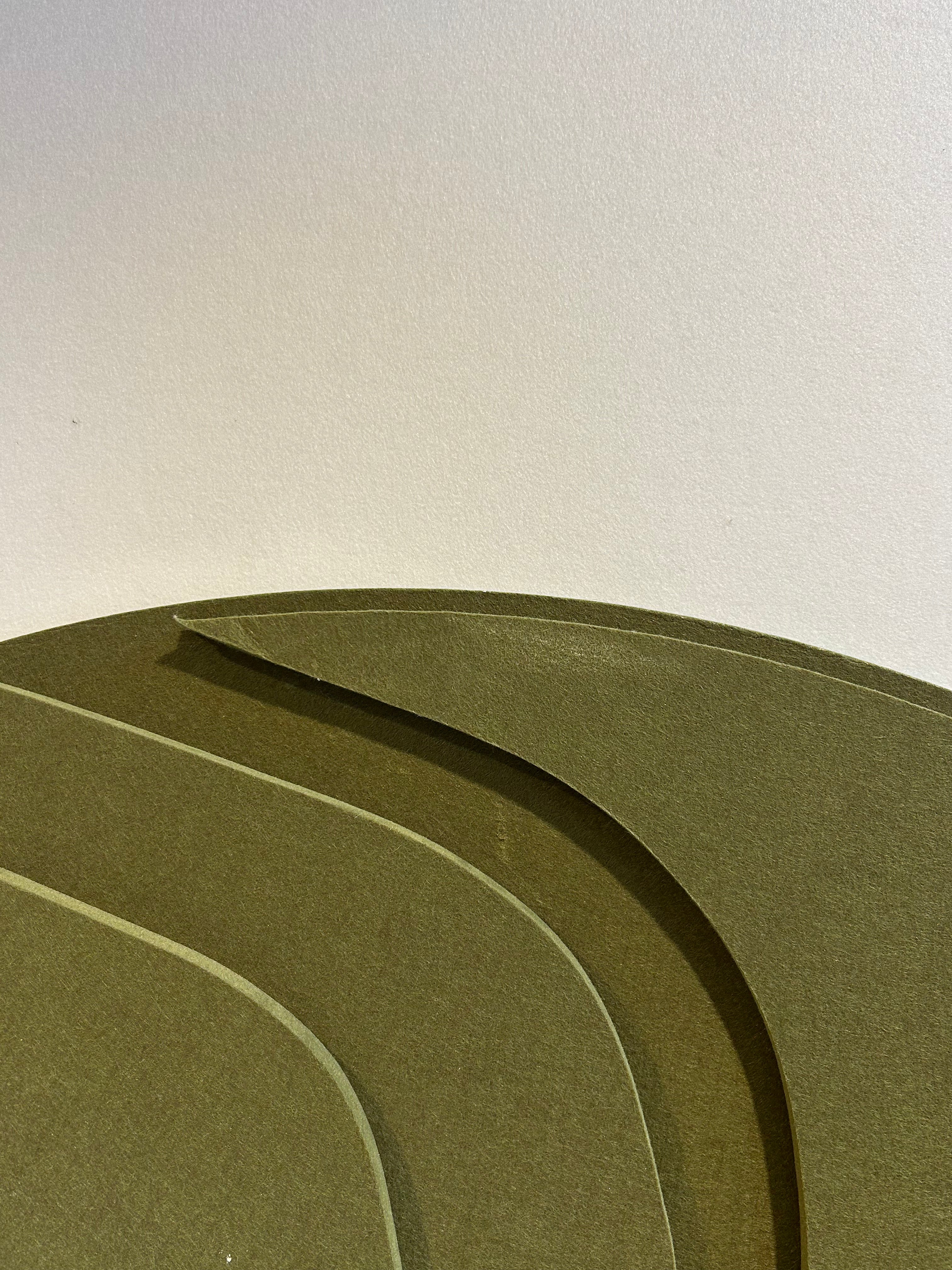 Noah Round Ø120 cm, kunstwerk kleur: Olive (165) Atelier opruiming